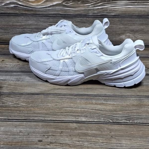 Nike V2K Run Women's Size 12 White Athletic Running Shoes FD0736-113 Sneakers - Picture 1 of 9